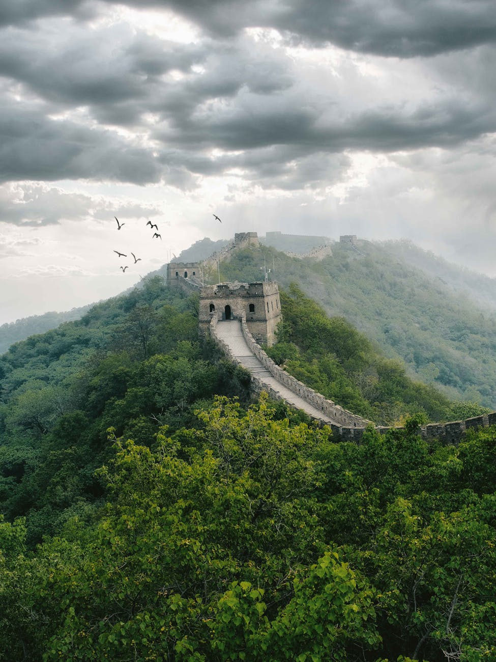 the great wall of china under a cloudy sky